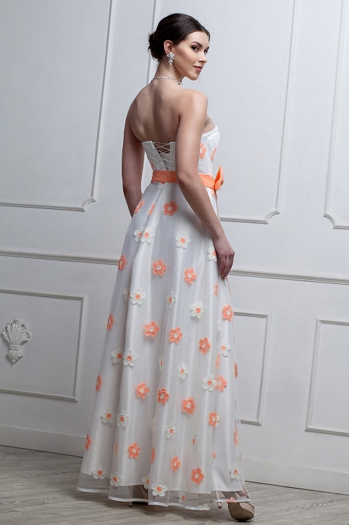 Длинное нарядное платье с открытыми плечами